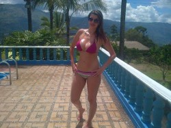 MFC’s Luissahottt in bikini