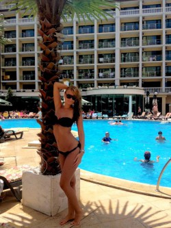MFC’s Sweetbelle01 poolside in black bikini