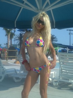 blonde MFC’s Alektra_Texas in bikini with colorful circles print