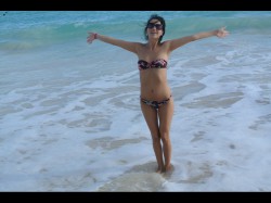 webcam model supergirl3 Alexia in flower print bikini standing in the sea