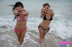 2 bikini hotties posing in ocean