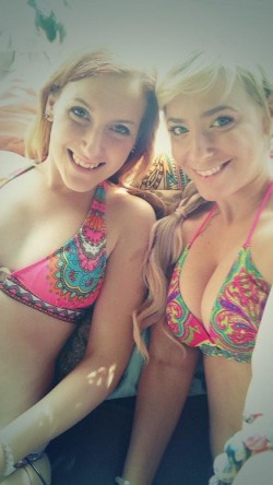 Chaturbate’s EmmaPlease & KimberKiss in bikinis